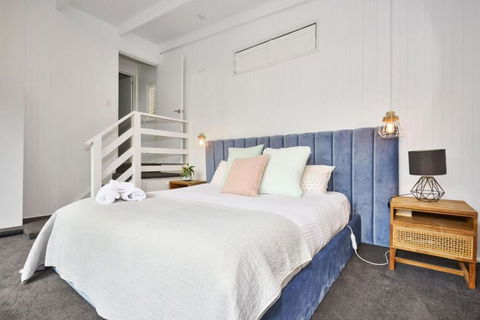 Renovated 5 Bedroom Retreat With Deck Fireplace - Phillip Island Accommodation 3