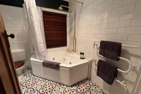 Renovated Cottage Near Cataract Gorge Launceston - Phillip Island Accommodation 3