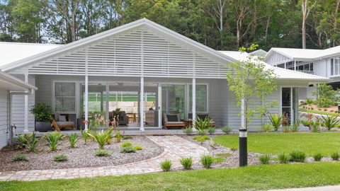 Resort Style Living With Pool, Tennis Court And Beach - Phillip Island Accommodation 3