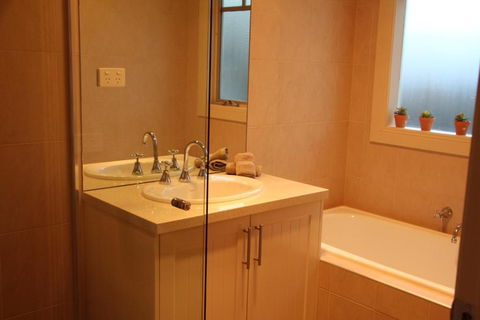 River Rock Cottage Centrally Located And Dog Friendly - Phillip Island Accommodation 3
