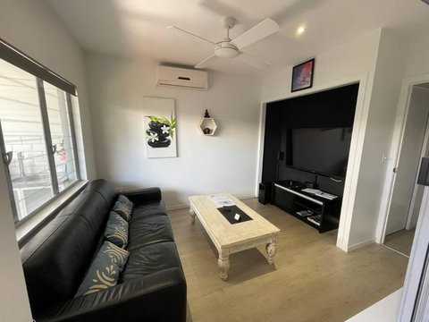 Relax At Trinity Beach Getaway, Blue Lagoon, Trinity Beach - Phillip Island Accommodation 2