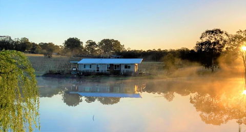Romantic Lakehouse Set In A Private Vineyard In The Hunter Valley - Phillip Island Accommodation 1