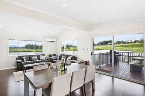 Romantic Lakehouse Set In A Private Vineyard In The Hunter Valley - Phillip Island Accommodation 2