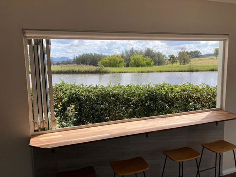Romantic Lakehouse Set In A Private Vineyard In The Hunter Valley - Phillip Island Accommodation 3