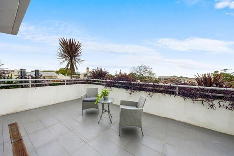 Rooftop 2 Bed Apt With Terrace At Newtown - Phillip Island Accommodation 3