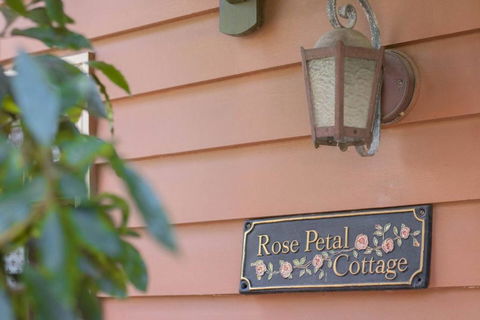 Rose Petal Cottage - Phillip Island Accommodation 1