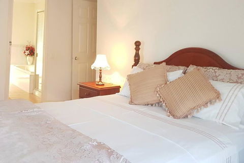Roxy - A Spacious Cosy Getaway - Near Mel Airport - Phillip Island Accommodation 0