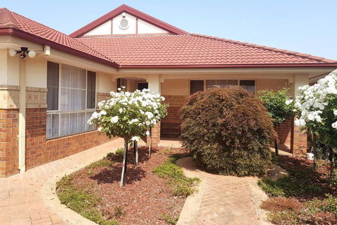 Roxy - A Spacious Cosy Getaway - Near Mel Airport - Phillip Island Accommodation 1