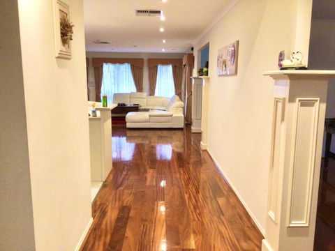 Roxy - A Spacious Cosy Getaway - Near Mel Airport - Phillip Island Accommodation 3