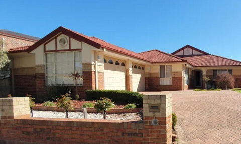 Roxy - A Spacious Cosy Getaway - Near Mel Airport - Phillip Island Accommodation 2