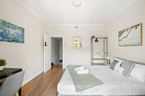 Rustic Queen Room In Glebe - Next To USYD - Shared Bathroom - Phillip Island Accommodation 0