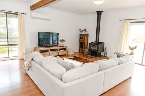 Salt Bush Cottage Peterborough - Phillip Island Accommodation 0