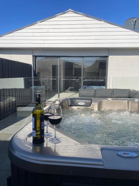 Seaside Retreat On Park - Walk To Beach - Luxury - Jacuzzi - Phillip Island Accommodation 1
