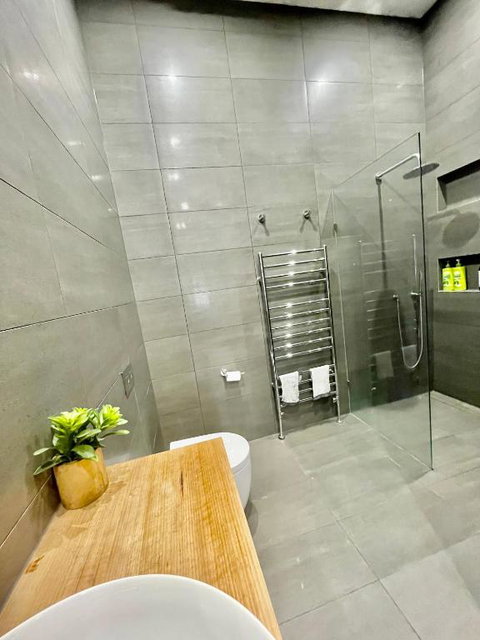 Spacious Room With Ensuite Next To Coburg Station, Non Smoking House - Phillip Island Accommodation 2