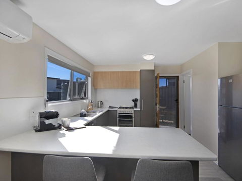 T Bar On Twynam - Modern 2BR Apartment L WiFi L Netflix L BBQ L Smart TV L Air-Con - Phillip Island Accommodation 3