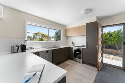 T Bar On Twynam - Modern 2BR Apartment L WiFi L Netflix L BBQ L Smart TV L Air-Con - Phillip Island Accommodation 0