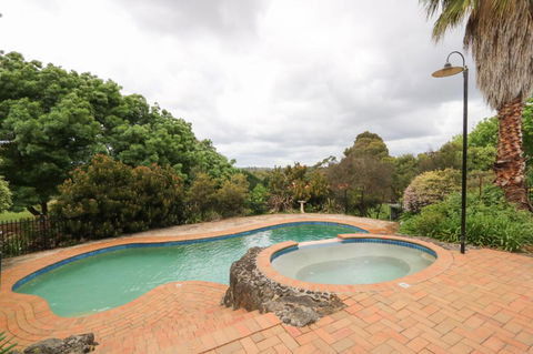 Beautiful Resort Retreat Villa In The Yarra Valley - Entertainer's Delight - Phillip Island Accommodation 3