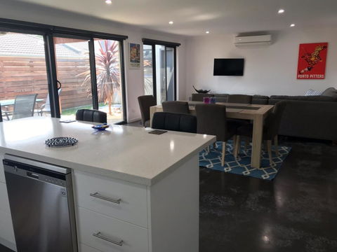 Ben's Place - Modern & Convenient - Phillip Island Accommodation 1