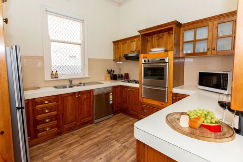 Best Central House - SLEEPS 11 !! - Phillip Island Accommodation 2