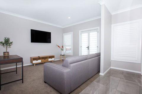 Best Central Wagga Townhouse - Phillip Island Accommodation 2