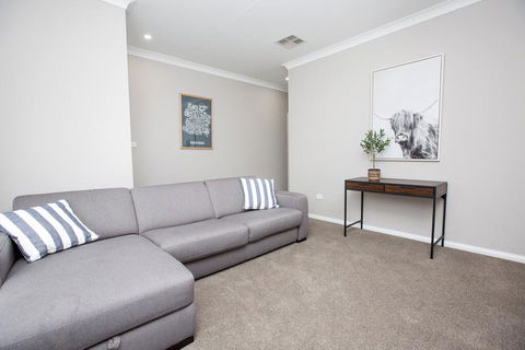 Best Central Wagga Townhouse - Phillip Island Accommodation 3