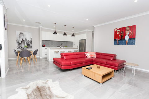 Best Central Wagga Townhouse - Phillip Island Accommodation 0