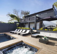 Blairgowrie Oasis Luxury retreat with spapool fireplace golf putting green - Phillip Island Accommodation