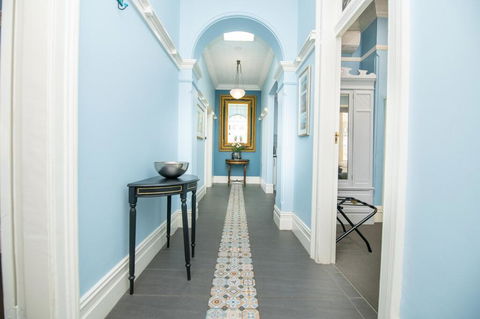 Blue Door Apartments Heritage Charm In CBD - Phillip Island Accommodation 3